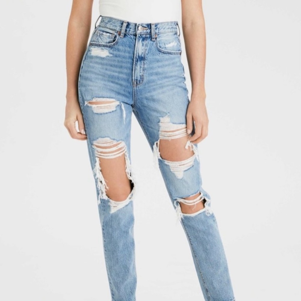 American Eagle High Waisted distressed mom jeans NWT size 6 short